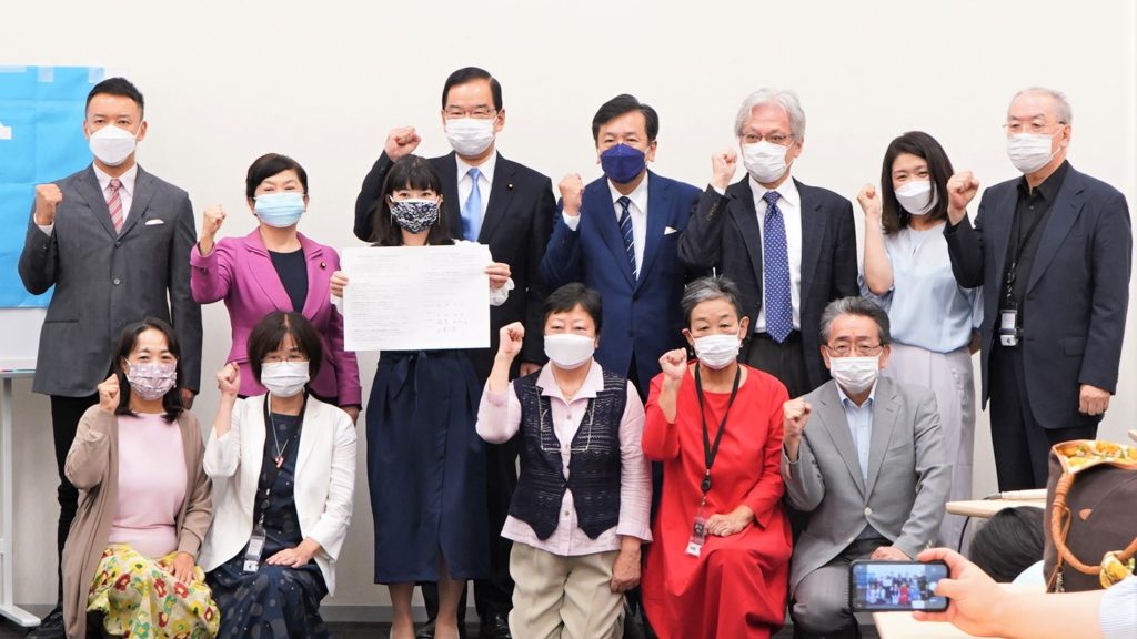 市民連合との政策協定を締結して記念撮影を行う枝野代表ら